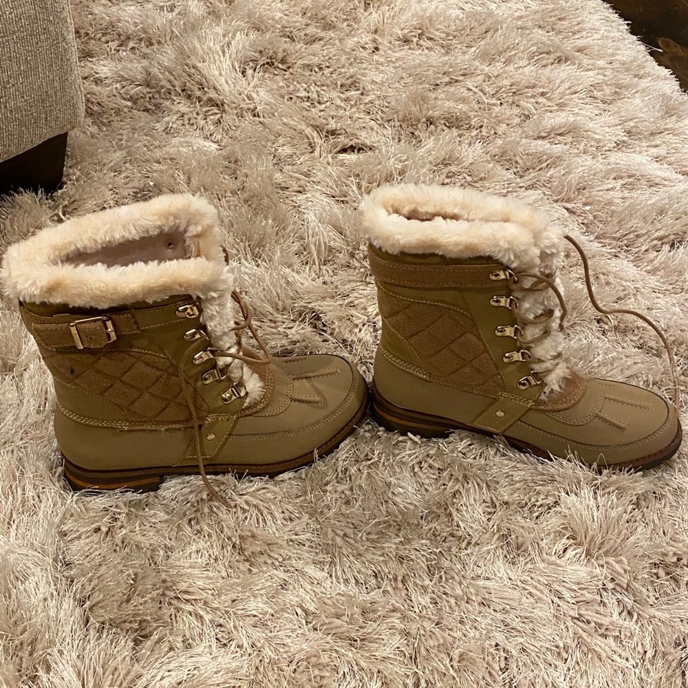 Winter furry boots size 9. Never worn.